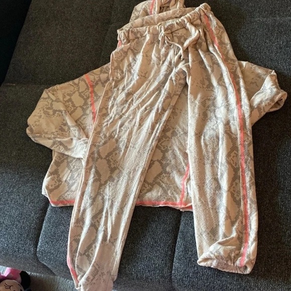 - Vintage Havana Snake Print set of two size M
Hoodie and Joggers Set - Picture 3 of 3